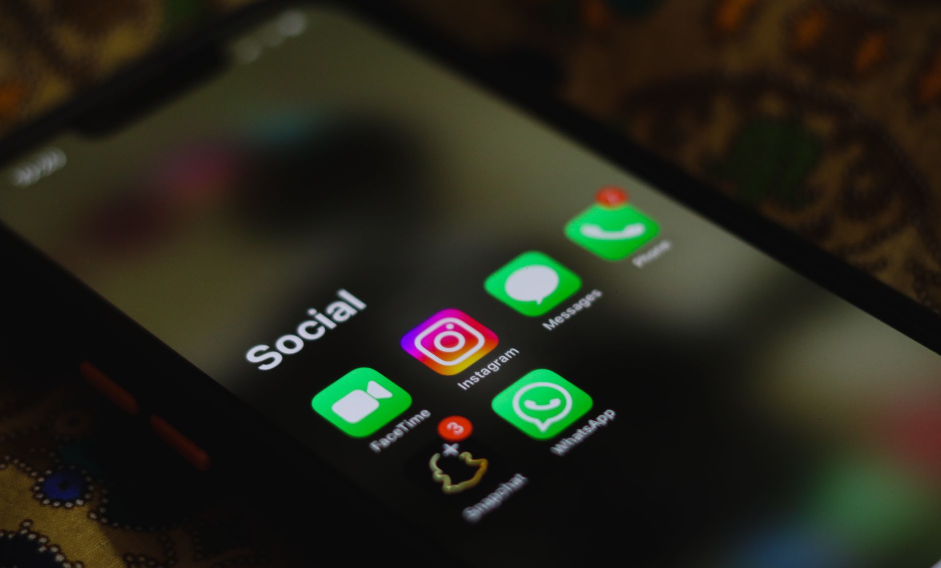 テーブルに置かれたスマホ。英語学習アプリのスピークバディ評判